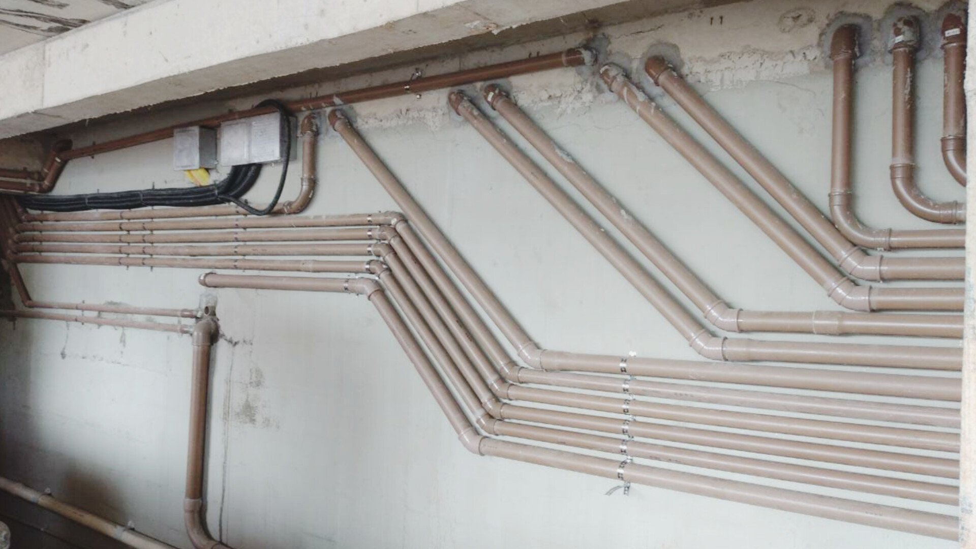 Infraestrutura elétrica organizada em obra