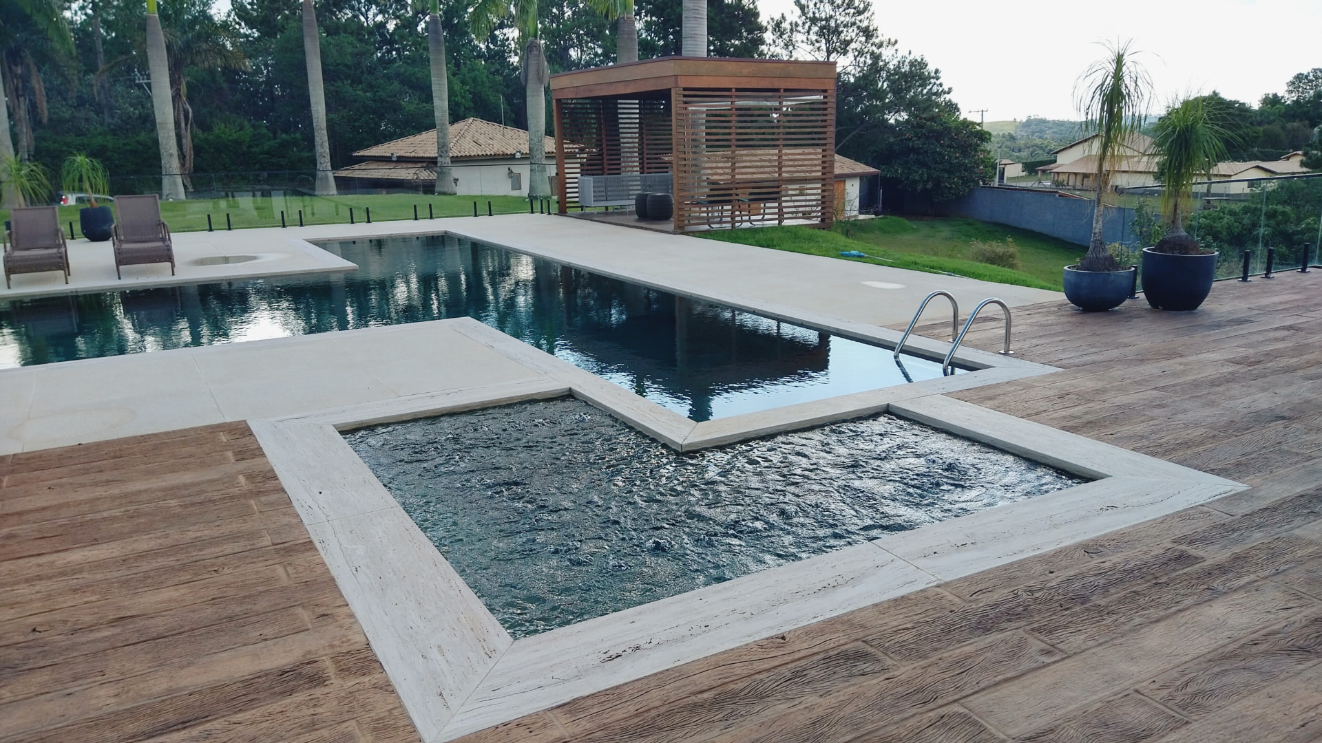 Piscina com spa integrado em execução Carlos Spa ao entardecer