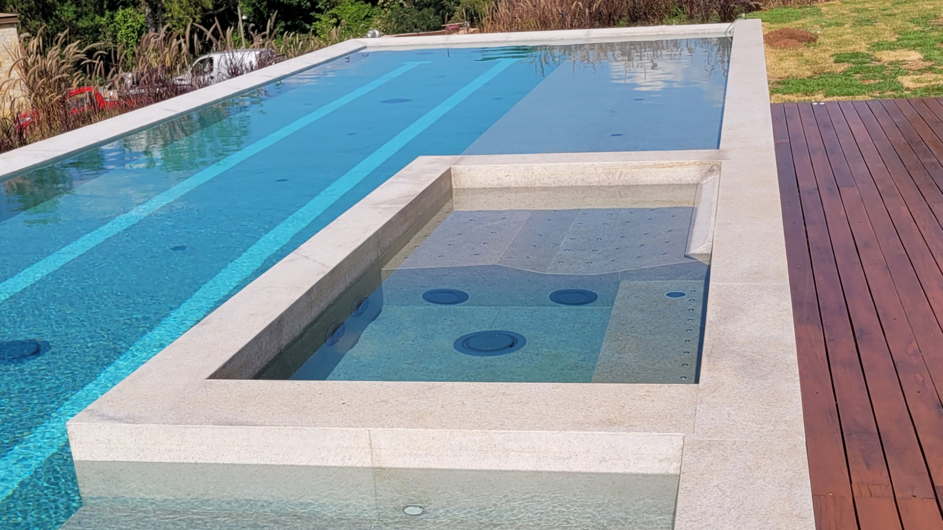 Piscina com spa integrado e circulação dimensionada