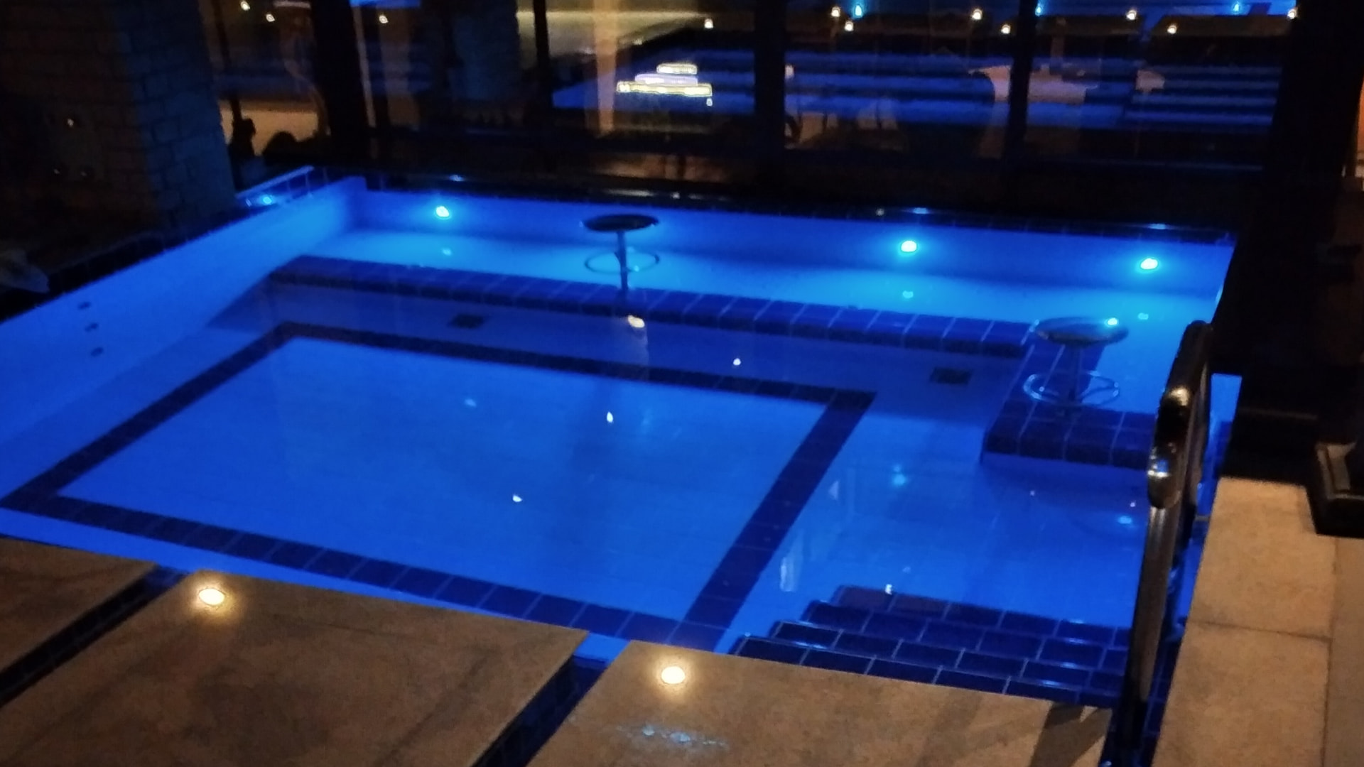 Piscina com iluminação LED integrada à automação