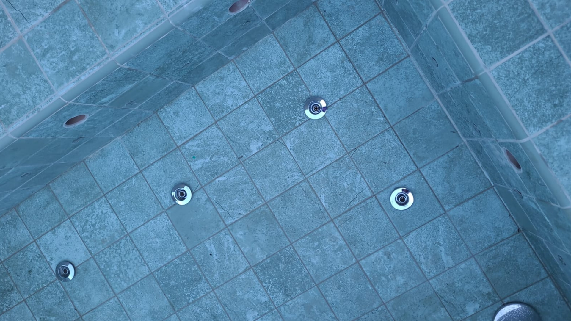 Dispositivos em inox 316 instalados no piso da piscina