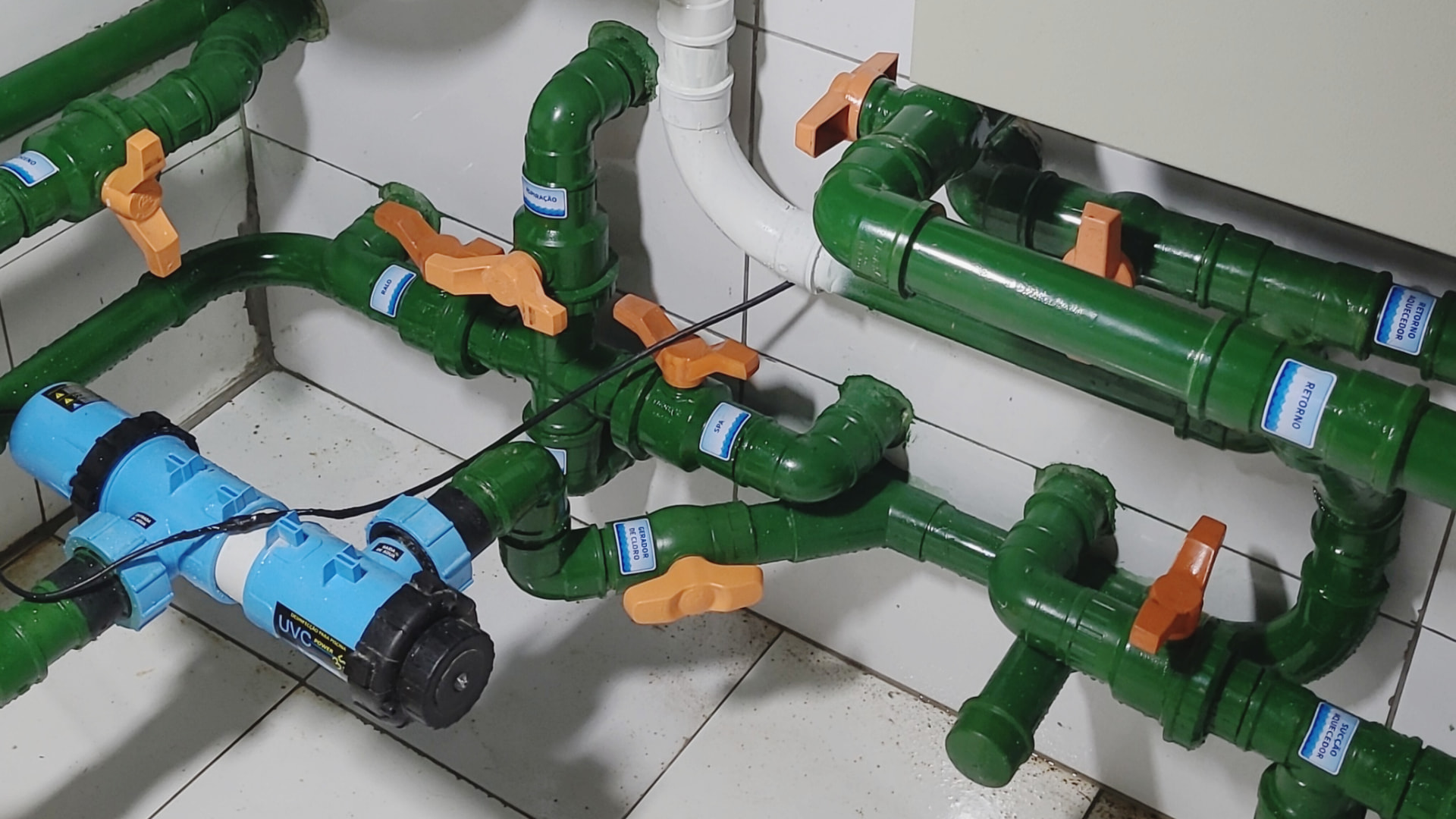 Casa de máquinas de piscina com tubulações organizadas e identificadas