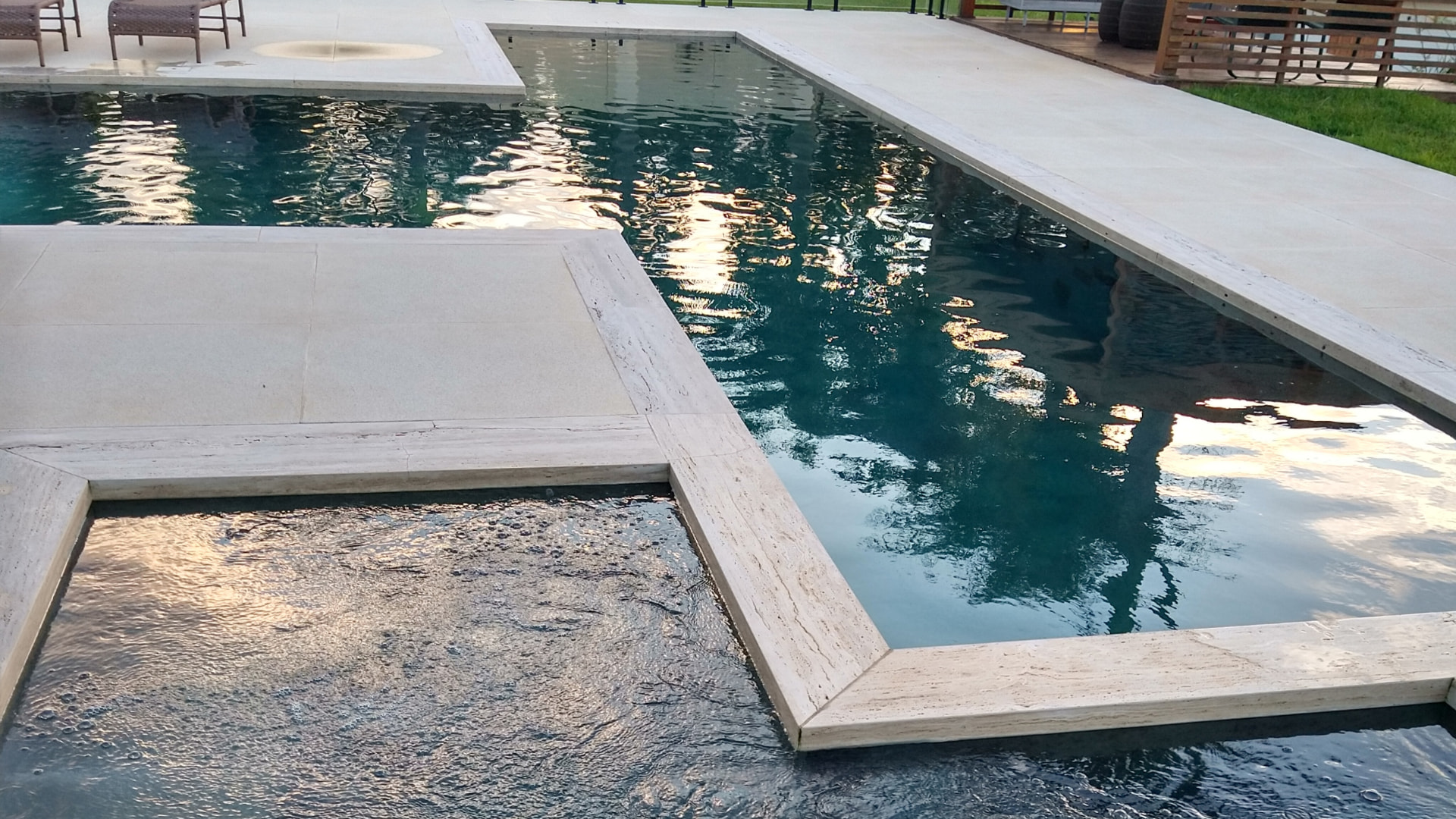 Piscina aquecida com vapor sobre a água ao amanhecer no inverno